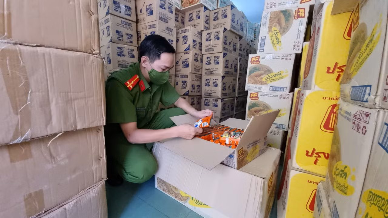 Bắt quả tang xe tải luồng xanh vận chuyển hàng lậu -0