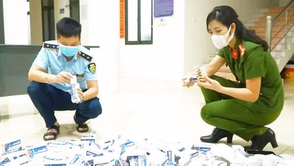 Bắt giữ lượng lớn thuốc điều trị COVID-19 không rõ nguồn gốc ảnh 2