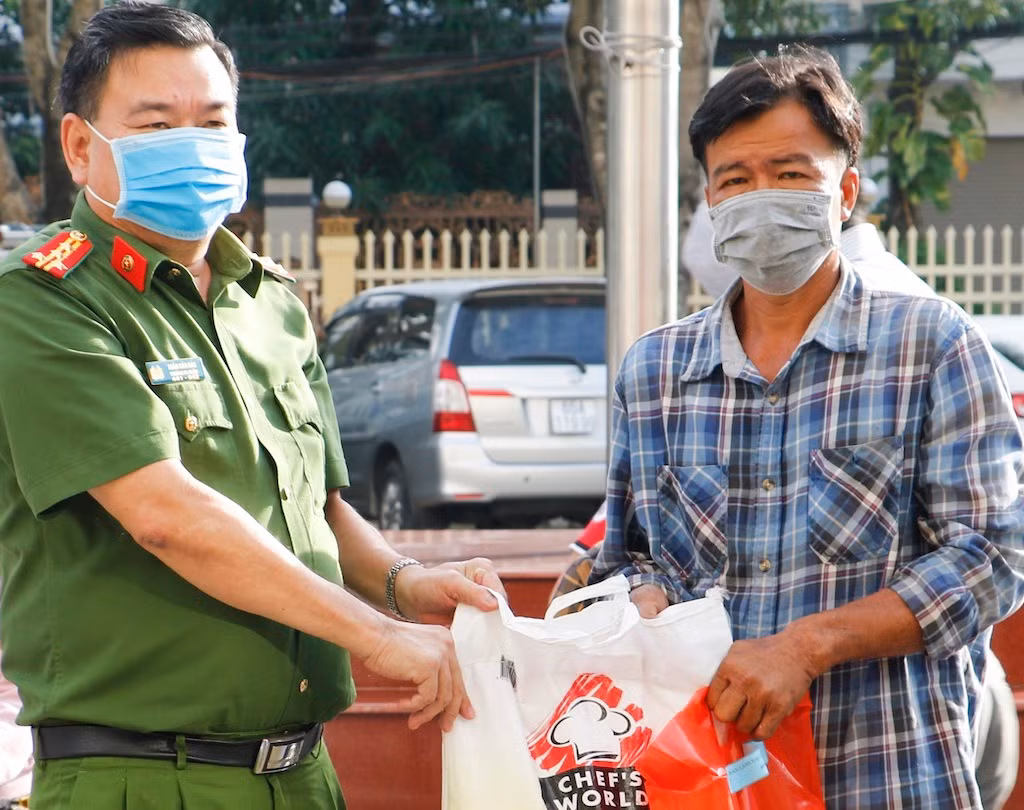 Công an quận Ninh Kiều tặng 2.000 phần quà gửi đến các hộ dân -0