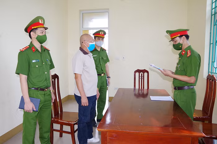 Khởi tố kế toán bán khống hóa đơn thu lợi 174 triệu đồng -0