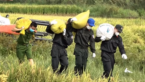Công an Quảng Bình bám cơ sở, giúp dân chống dịch