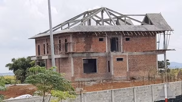 Xưởng đóng tàu mọc “chui” dưới chân cầu Tư Hiền ảnh 3