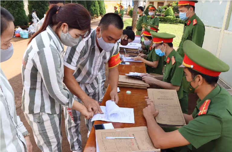 Trại giam Đắk Trung công bố quyết định đặc xá cho 53 phạm nhân -0