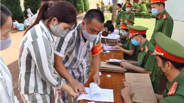 Trại giam Đắk Trung công bố quyết định đặc xá cho 53 phạm nhân
