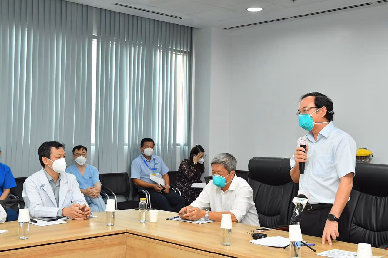 Hằng trăm bệnh nhân xuất viện và hơn 2 ngàn bệnh nhân chuyển từ nặng sang nhẹ -0