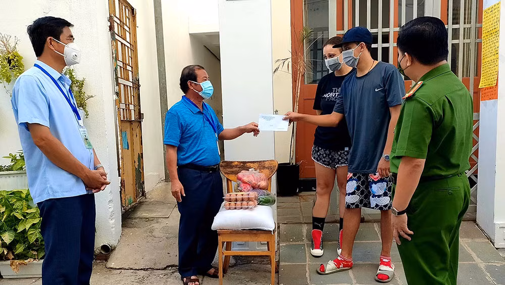 Người nước ngoài cảm kích hình ảnh Công an giúp đỡ trong thời gian giãn cách xã hội -0