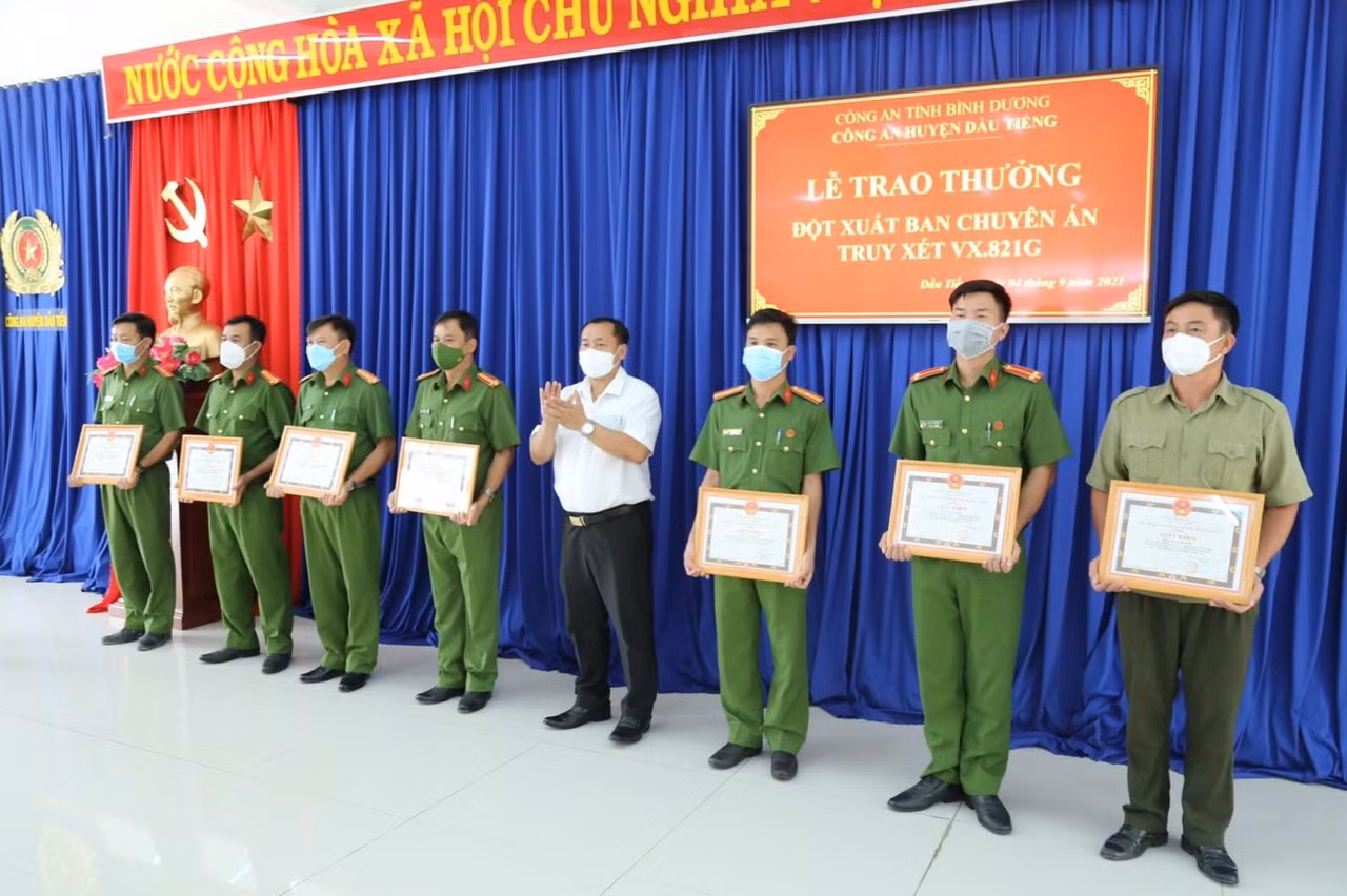 Khen thưởng Ban chuyên án khám phá nhanh vụ đối tượng nhập nha đâm chết chủ nhà -0