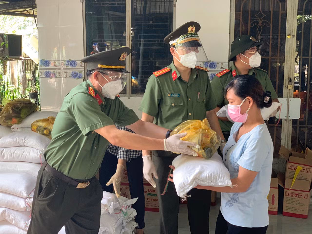 Công an TP Hồ Chí Minh tiếp tục trao 3.500 phần quà cho người dân quận Bình Tân -2