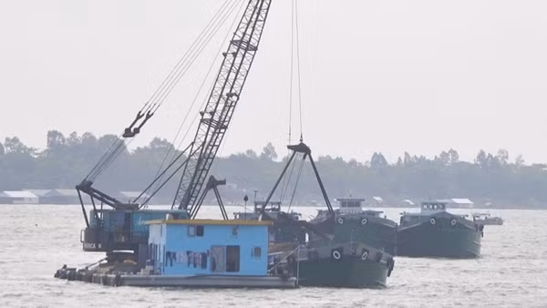 Gia tăng hoạt động khai thác cát trái phép ở miền Tây Nam Bộ ảnh 2