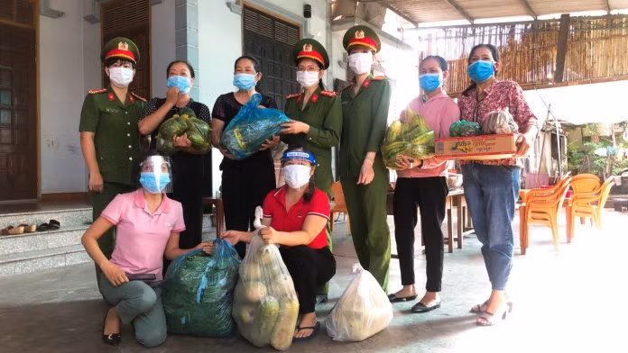 Phụ nữ Công an Quảng Bình với nhiều hoạt động nghĩa tình trong vùng dịch -0