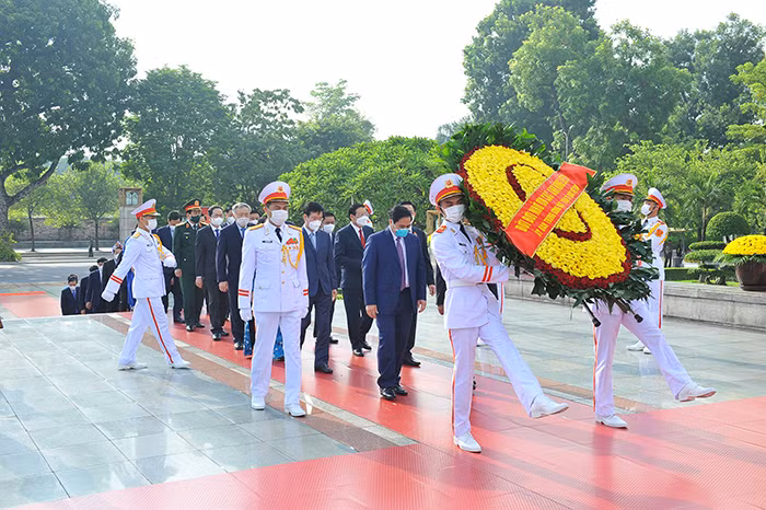 Lãnh đạo Đảng, Nhà nước và Bộ Công an vào Lăng viếng Chủ tịch Hồ Chí Minh -0