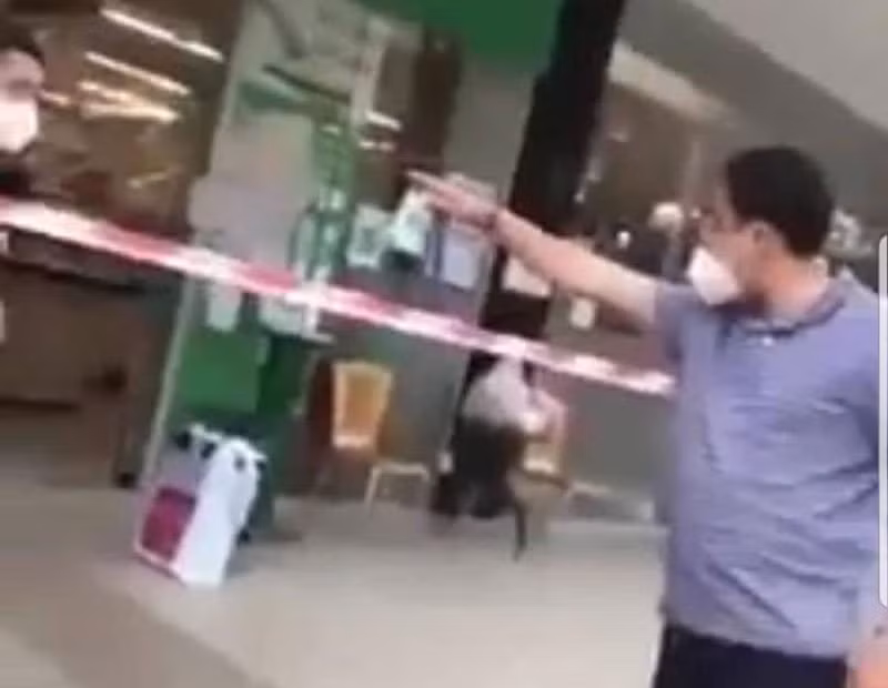 (NÓNG TRONG TUẦN) Tài xế chở F0 chém người lìa tay; mạo xưng ban chỉ đạo gây sự ở siêu thị -0