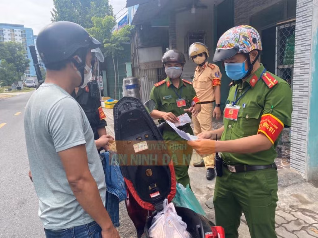 Lạm dụng giấy đi đường để làm “shipper” nhận phạt nặng -0