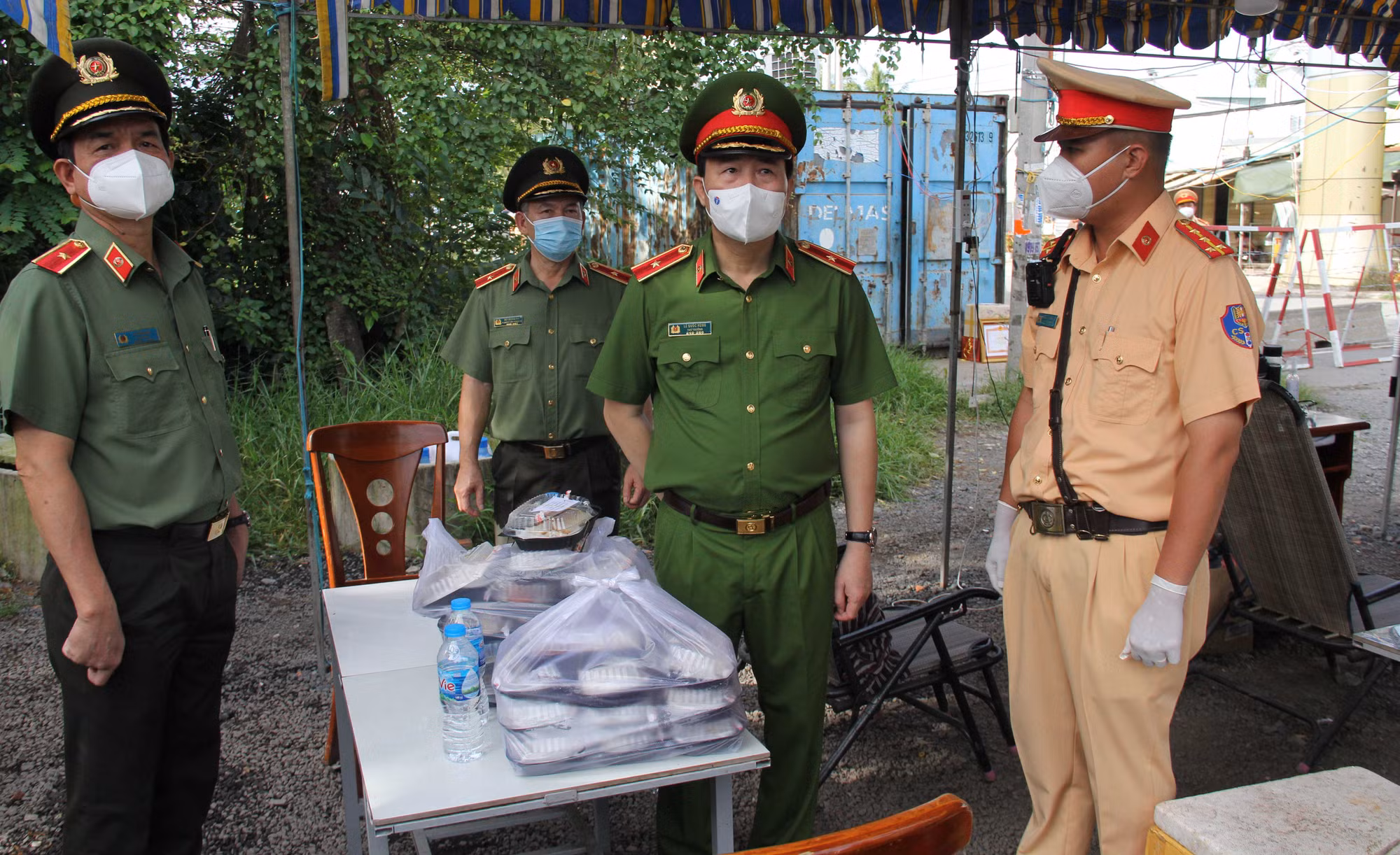 Thứ trưởng Lê Quốc Hùng trao phần thưởng và kiểm tra các chốt phòng chống dịch cửa ngõ của nhiều địa phương -0