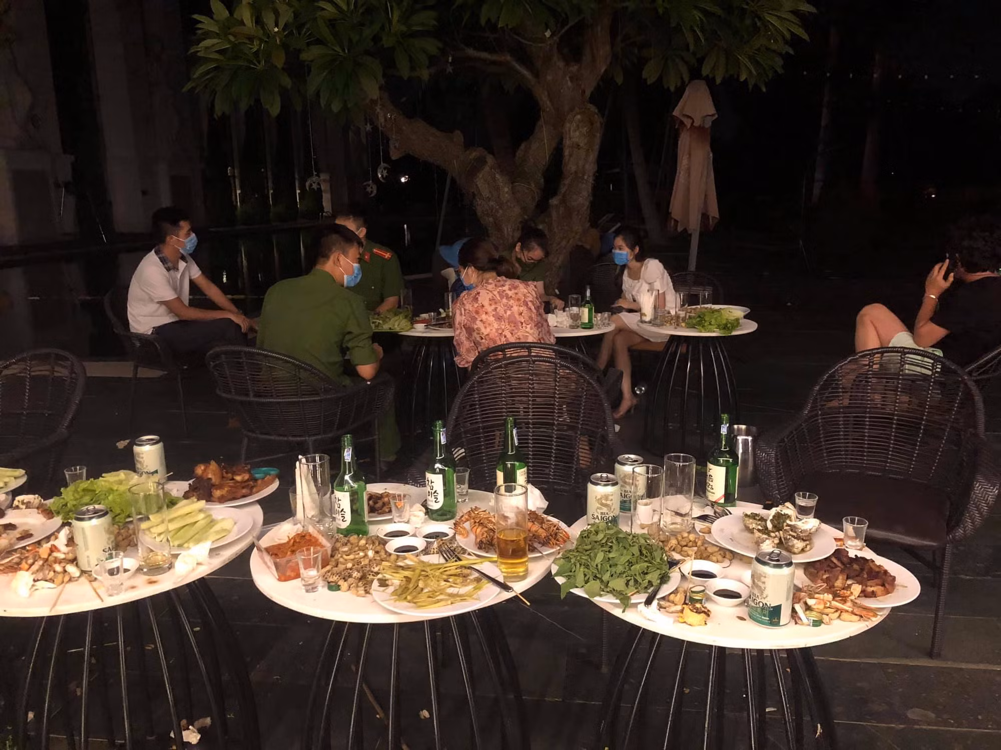 Phát hiện 20 trường cả người nước ngoài tụ tập ăn uống giữa mùa dịch -0