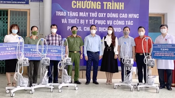 Công an tỉnh Sóc Trăng tặng thiết bị y tế cho bệnh viện điều trị COVID-19 ảnh 3