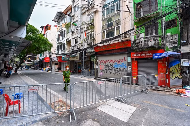 Lực lượng chức năng đã tiến hành phong toả đoạn phố Hàng Mắm từ ngã ba Hàng Bạc - Hàng Mắm đến ngã tư Hàng Mắm - Nguyễn Hữu Huân.