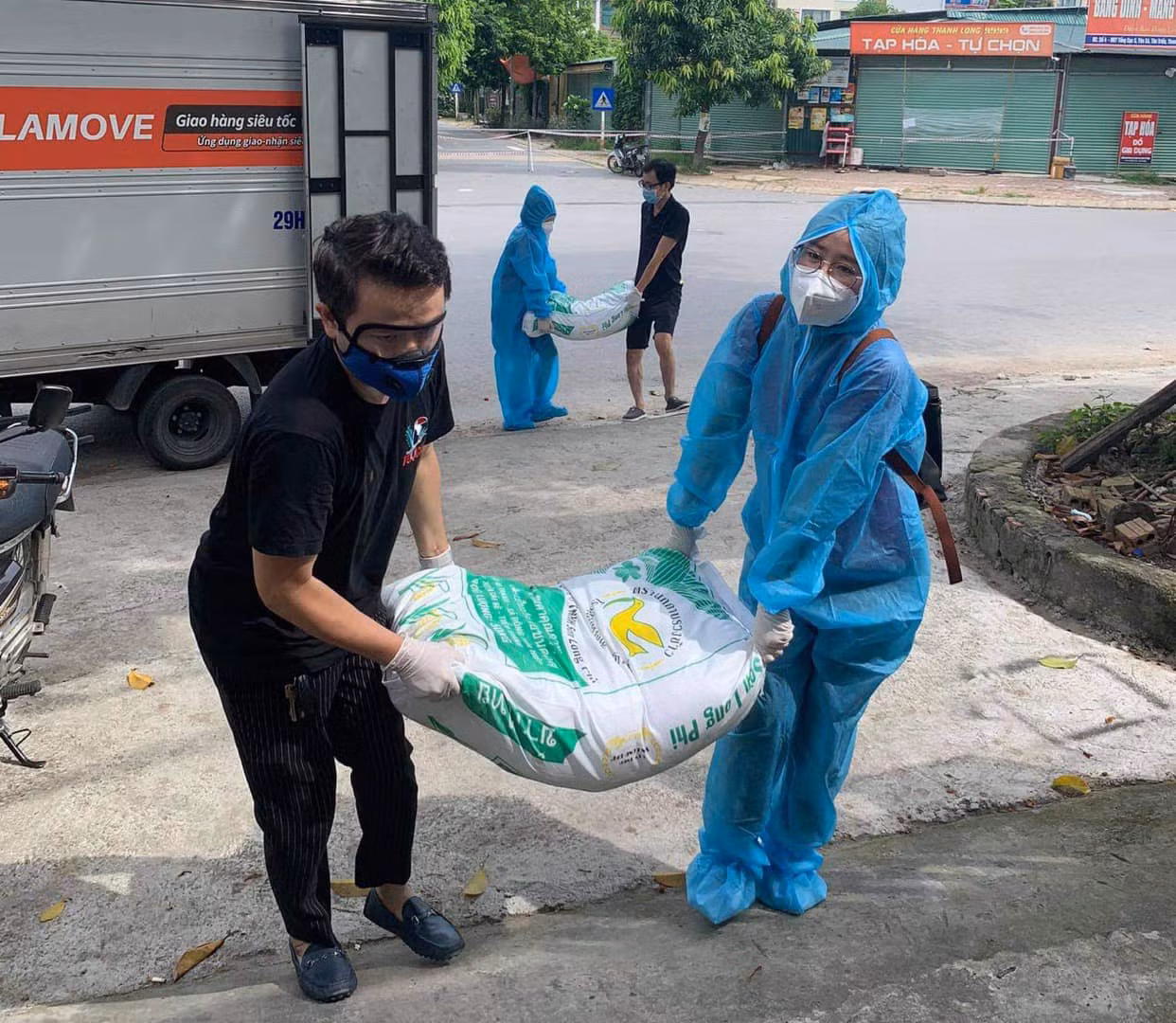 Giúp nhau đi qua những ngày gian khó -0