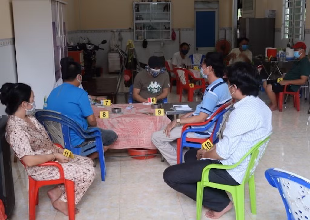 Khởi tố 6 bị can tụ tập đánh bạc trong thời gian giãn cách xã hội -0