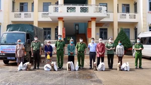 Người dân chung sức góp phần đẩy lùi dịch bệnh COVID-19 ảnh 3