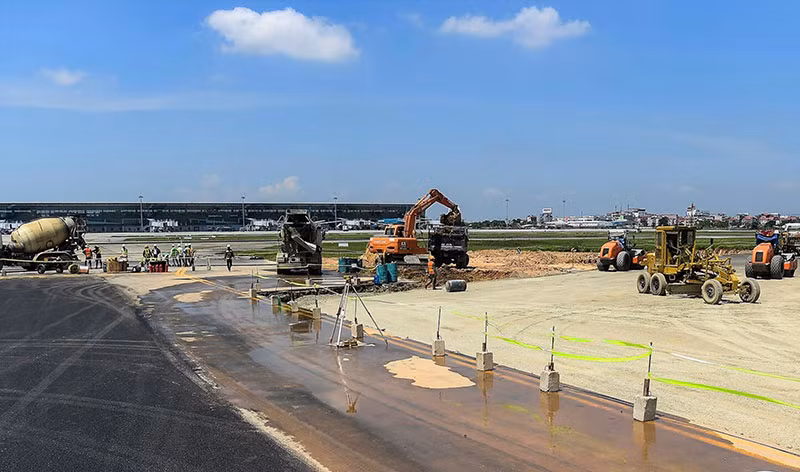 Hai nhà thầu thi công đường băng Nội Bài bị cảnh cáo -0