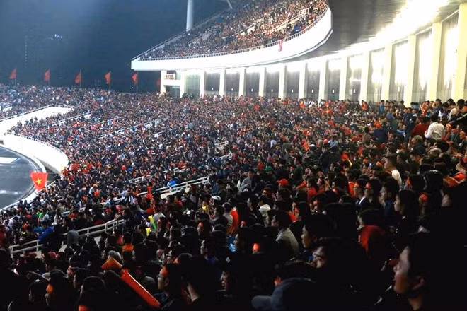 Những khán đài chật kín CĐV...