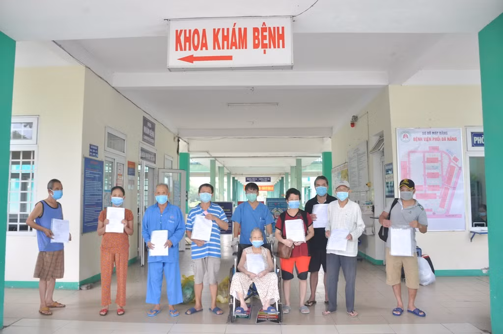Cứu sống bệnh nhân COVID-19 82 tuổi bị tai biến liệt nửa người -0