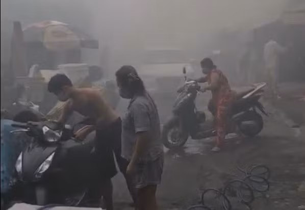 Thiếu tá Công an xông vào ngôi nhà đang cháy cứu bà cụ 73 tuổi -2