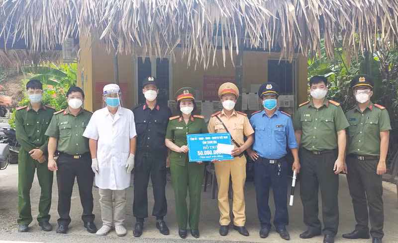 Trao quà hỗ &nbsp;trợ các chốt kiểm soát phòng, chống dịch COVID-19 ở Thanh Hoá -1