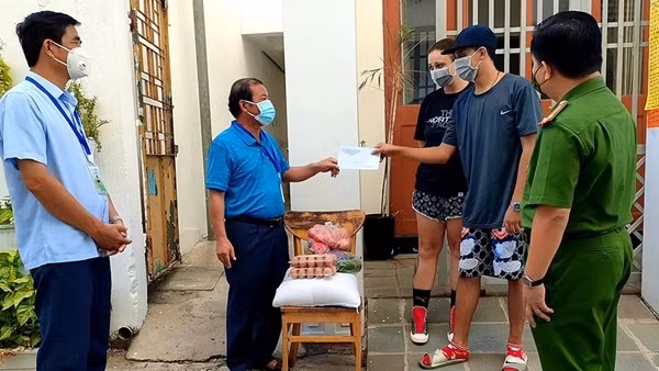 Nữ du khách cảm kích khi nhận lại tài sản từ Công an phường ảnh 6