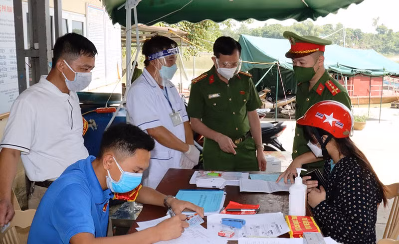 Trao quà hỗ trợ cho các chốt phòng chống dịch COVID-19 tại TP Thanh Hóa -1