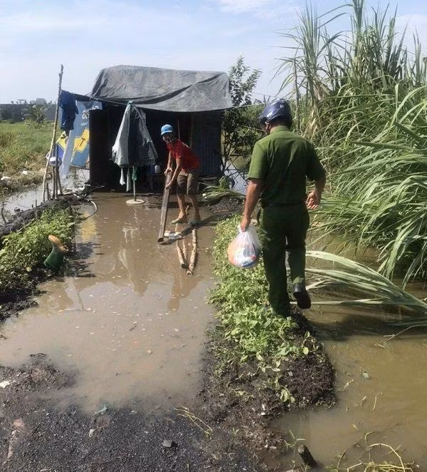 Công an phường, xã - “pháo đài” chống dịch và giúp đỡ người dân -1