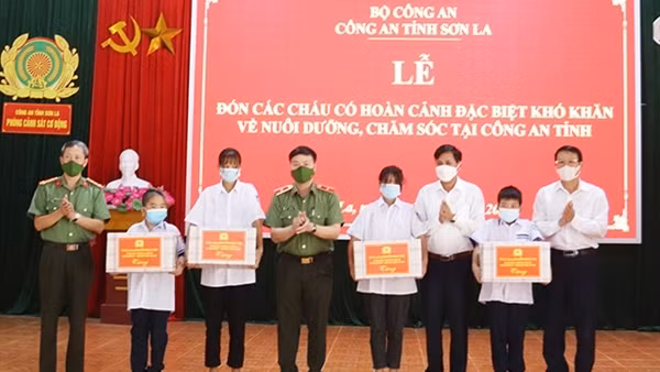 Công an tỉnh Sơn La vận động nhân dân giao nộp vũ khí, vật liệu nổ ảnh 3