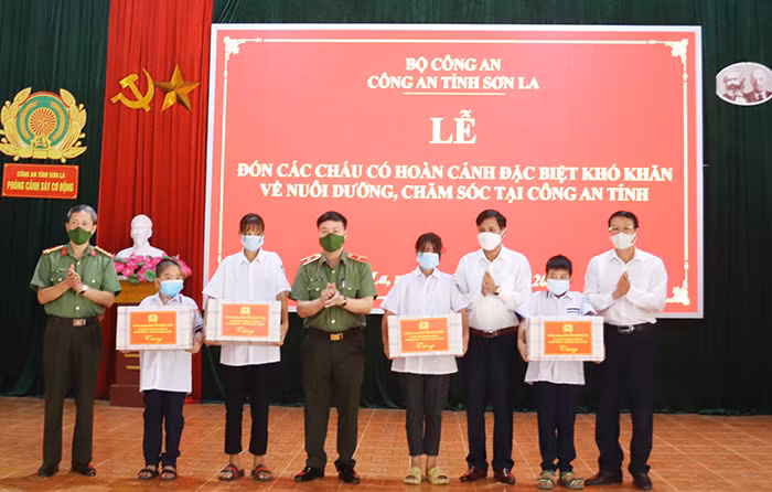 Công an tỉnh Sơn La nhận nuôi dưỡng, chăm sóc trẻ em có hoàn cảnh đặc biệt khó khăn -1