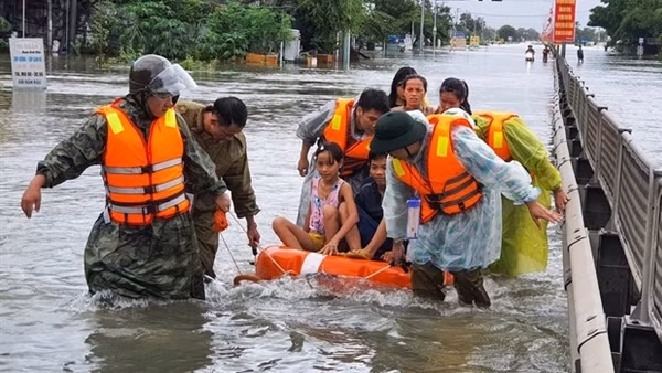 Chủ động ứng phó bão, hỗ trợ, đảm bảo an toàn cho người dân từ vùng dịch về quê ảnh 2