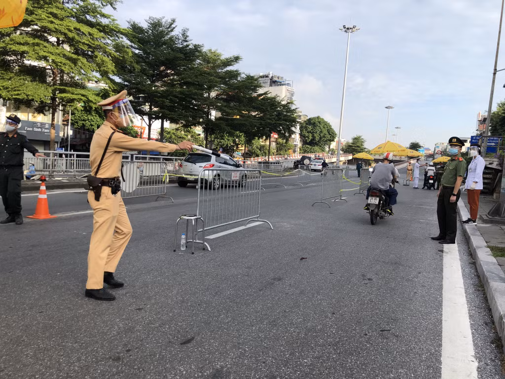 Chốt trực phía Đông thông thoáng trong ngày đầu thực hiện kiểm soát giấy đi đường theo quy định mới -0