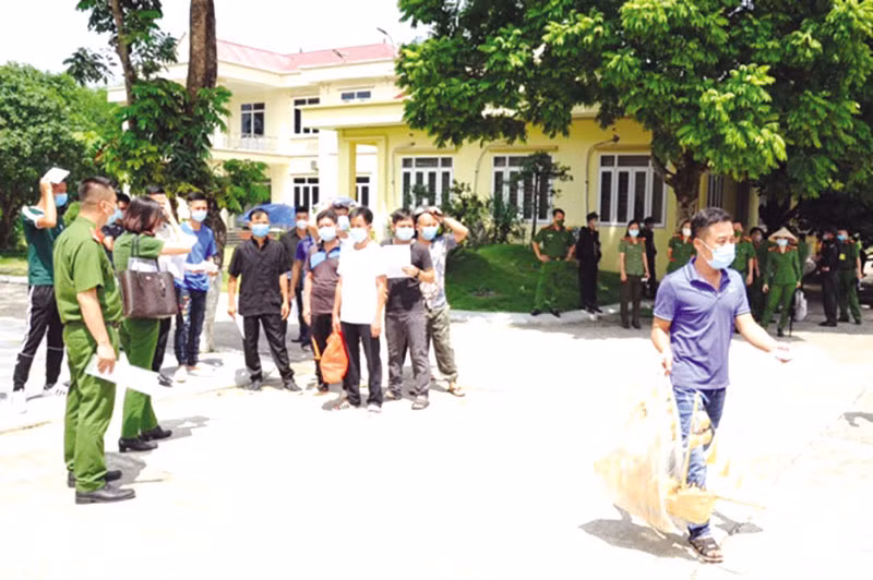 Niềm vui ngày trở về của các phạm nhân được đặc xá -0