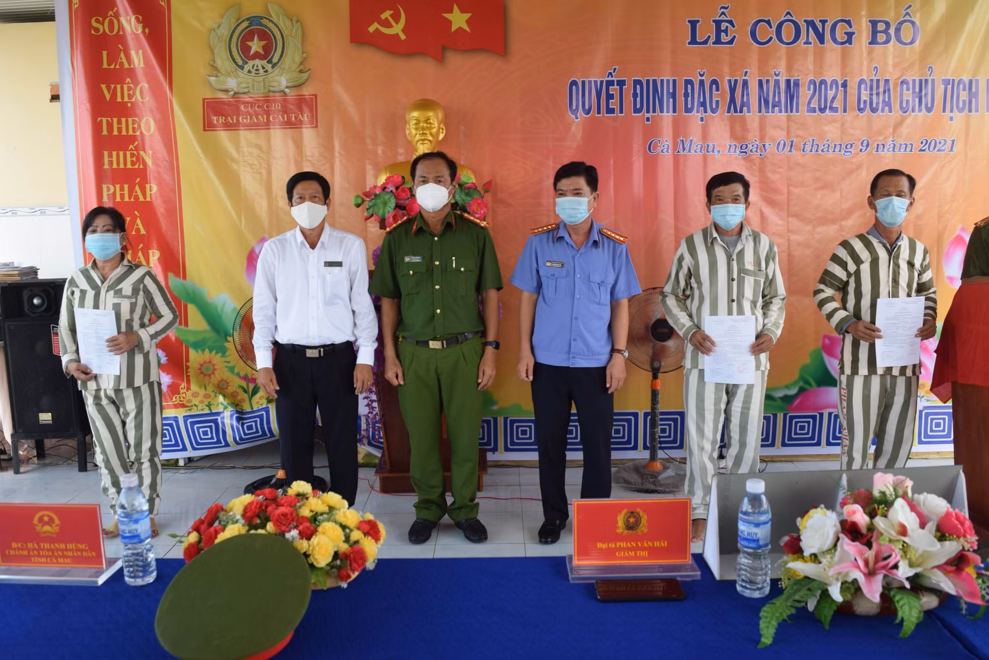 cái tàu trao qd.jpg -1