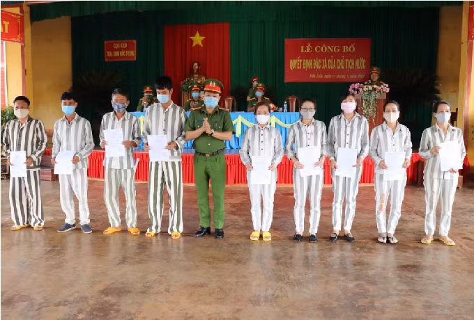 Trại giam Đắk Trung công bố quyết định đặc xá cho 53 phạm nhân -0