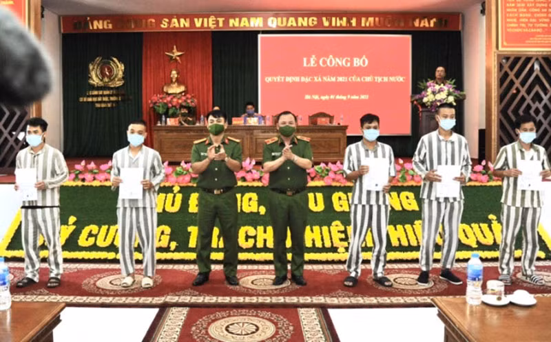 Niềm vui ngày trở về của các phạm nhân được đặc xá -0