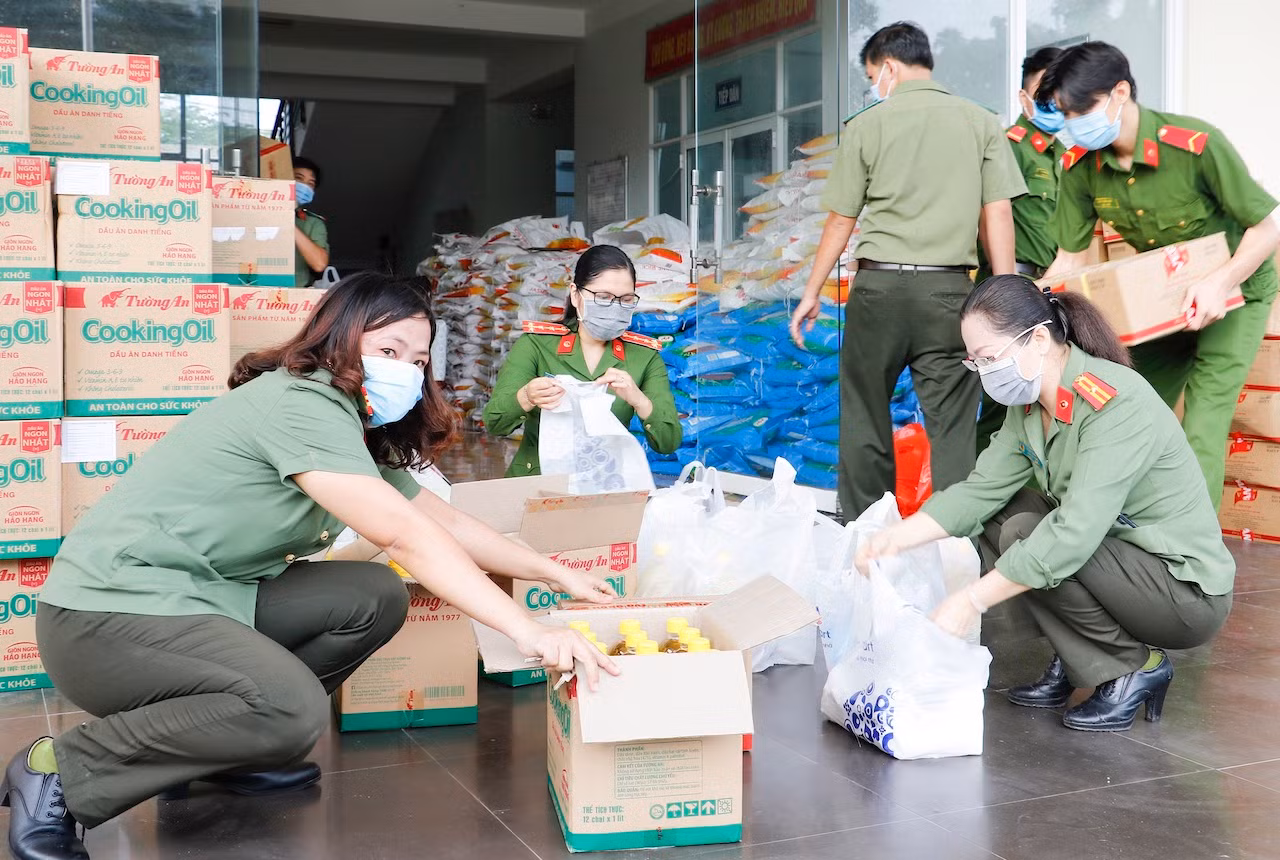 Công an quận Ninh Kiều tặng 2.000 phần quà gửi đến các hộ dân -0