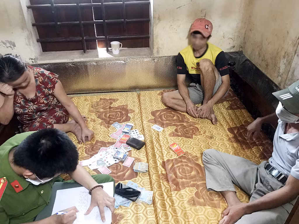 Phạt 135 triệu đồng 9 con bạc sát phạt nhau giữa mùa dịch -0