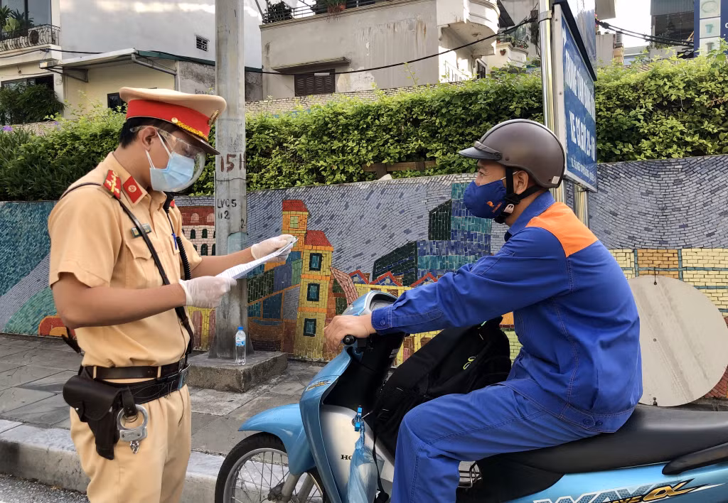 Hà Nội: Cảnh sát giao thông đã cấp được trên 20.000 trường hợp giấy đi đường theo quy định mới -0