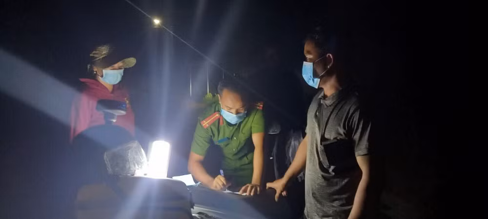 Công an xã xuyên đêm tìm kiếm 5 người đi lạc trong rừng -0