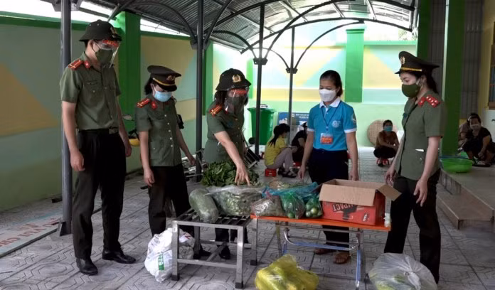 Phụ nữ Công an Quảng Bình với nhiều hoạt động nghĩa tình trong vùng dịch -0