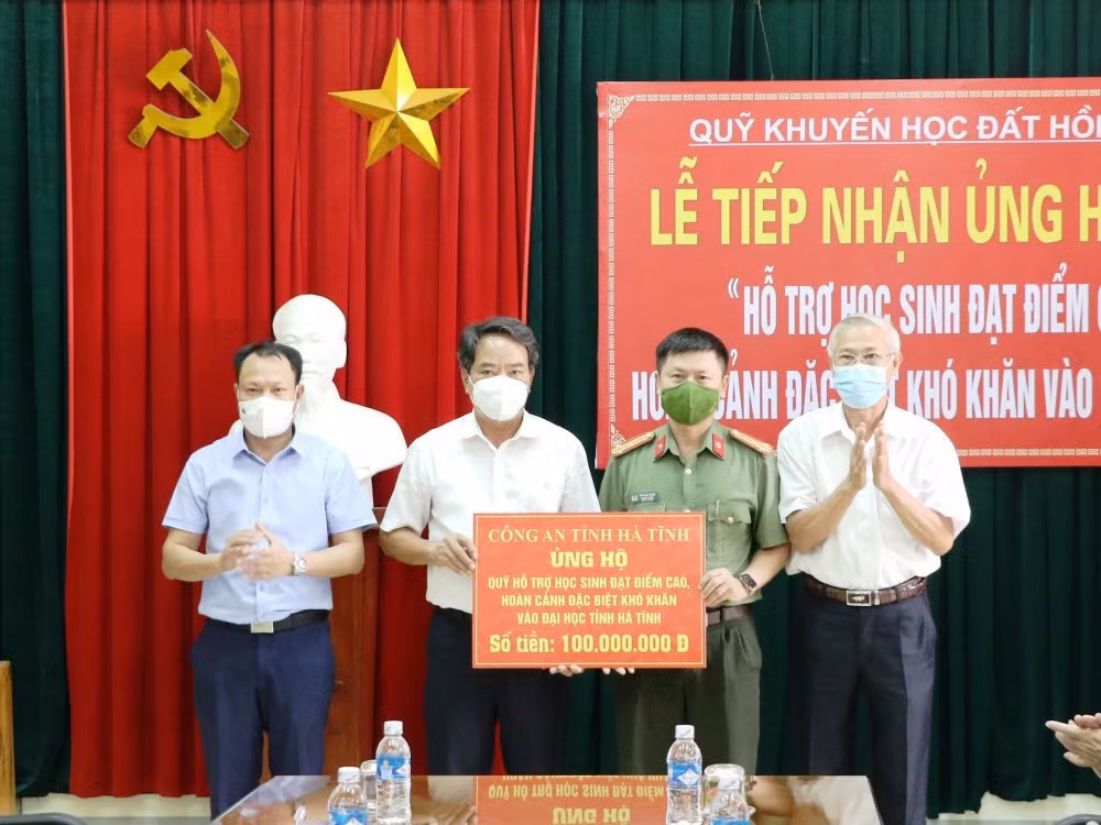 Trao 100 triệu đồng cho học sinh có hoàn cảnh đặc biệt khó khăn vào đại học -0