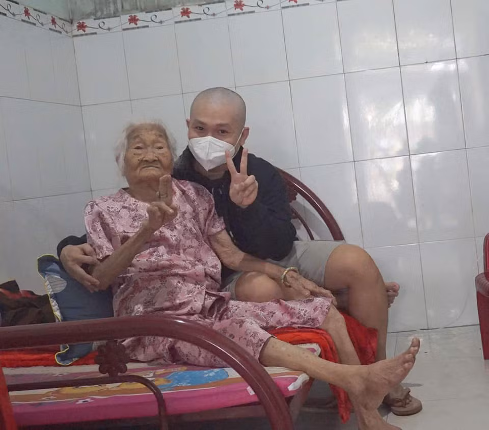 Cụ bà 93 tuổi được điều trị khỏi COVID-19 sau 26 ngày thở máy -0
