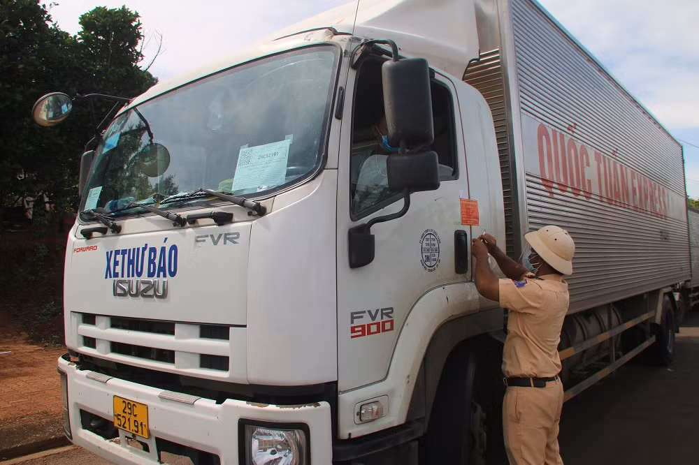 Cảnh sát giao thông Gia Lai - lực lượng nòng cốt trên tuyến đầu chống dịch -0