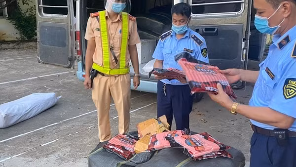 Ngăn chặn kịp thời vụ vận chuyển 860kg xúc xích nhập lậu