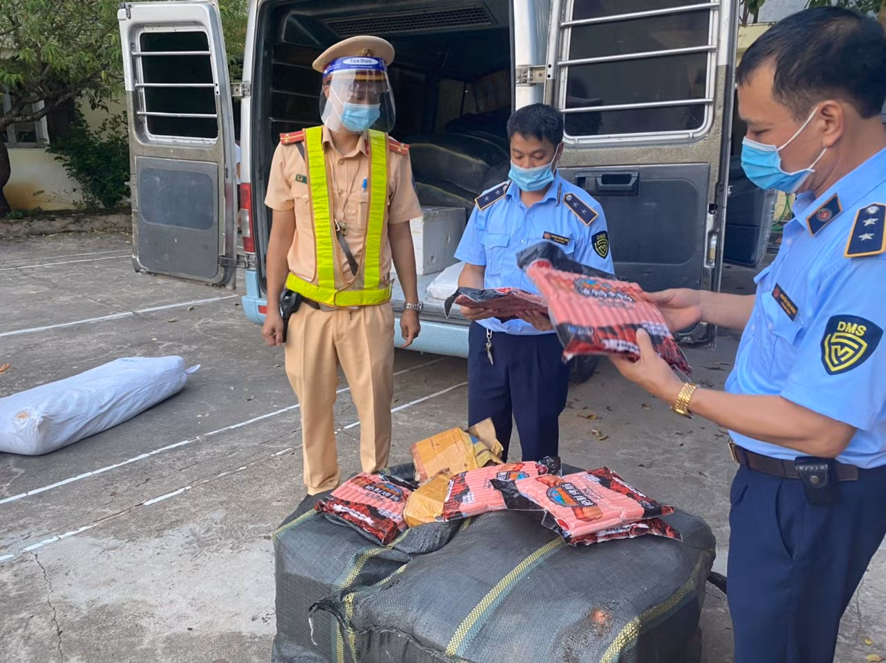 Ngăn chặn kịp thời 860kg xúc xích nhập lậu -0